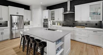 Modern Luxury Townhouse | Uptown & Attractions