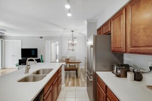 Fridge, microwave, oven, stovetop - Heart of Dallas - Cozy Apt, 2Bed, Pool (30+ days) (Dallas)