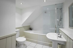 Bathtub, towels, soap, shampoo - Host & Stay | Derwent (Consett)