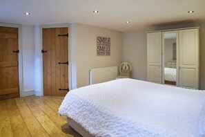 3 bedrooms, desk, iron/ironing board, travel crib