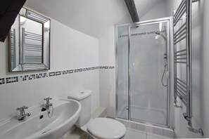 Bathtub, towels, soap, shampoo - Host & Stay | Derwent (Consett)