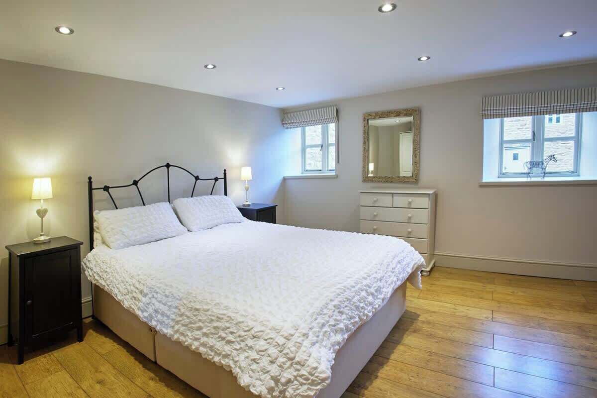 3 soverom, skrivebord, strykejern/-brett og reiseseng for barn