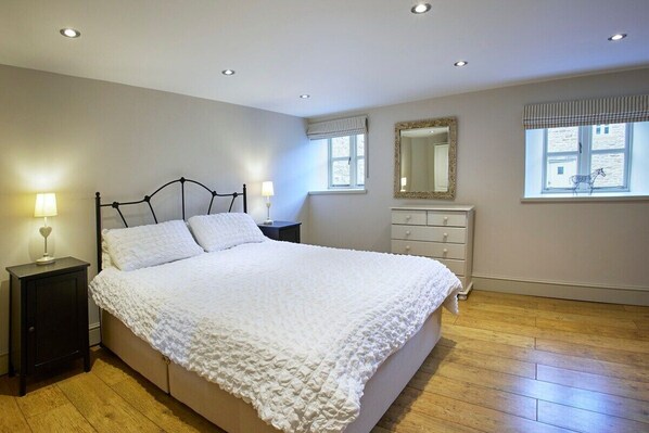 3 bedrooms, desk, iron/ironing board, travel crib