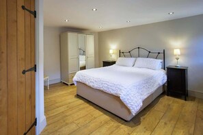 3 bedrooms, desk, iron/ironing board, travel cot - Host & Stay | Derwent (Consett)