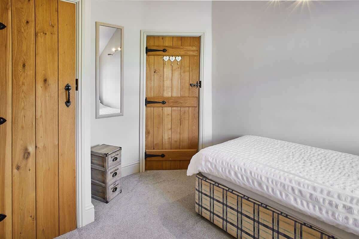 2 bedrooms, iron/ironing board, travel cot, free WiFi