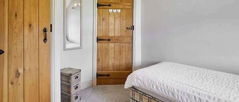 2 bedrooms, iron/ironing board, travel cot, free WiFi