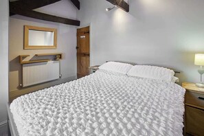 2 bedrooms, iron/ironing board, travel crib, free WiFi - Host & Stay | Mill (Consett)