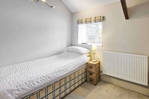 2 bedrooms, iron/ironing board, travel crib, free WiFi - Host & Stay | Mill (Consett)