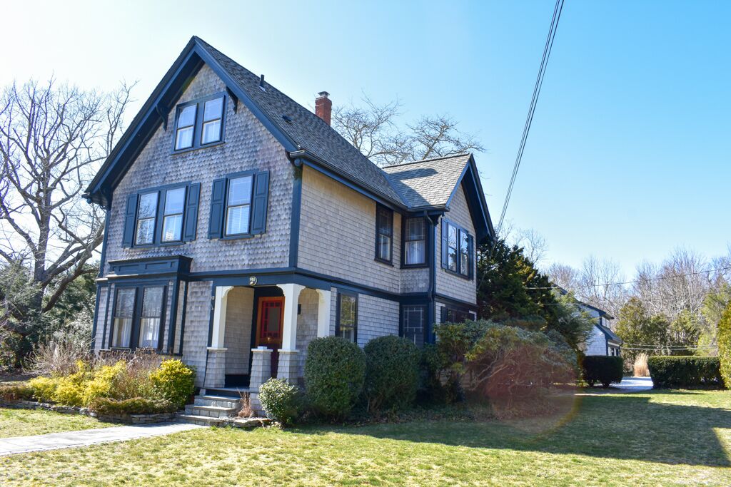 Stately 4 bedroom home, less than a mile to Corporation Beach