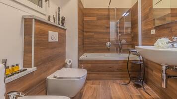 Badewanne, Haartrockner, Bidet, HandtĂŒcher