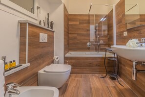 Badewanne, Haartrockner, Handtücher