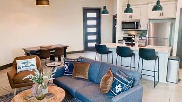 Smart TV, fireplace