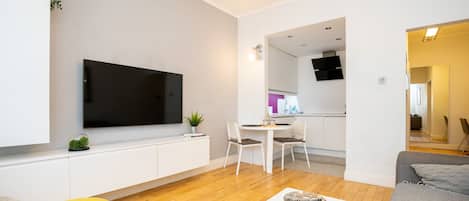 Smart TV, Netflix, DVD player, books