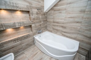 Villa Économique | Salle de bain | Douche, sèche-cheveux, serviettes fournies