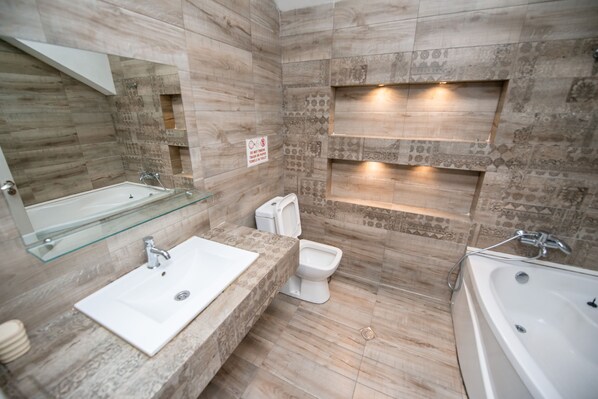 Villa económica | Baño | Regadera, secadora de cabello, toallas 