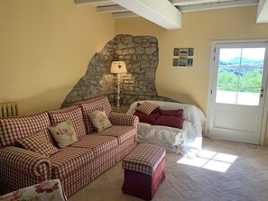 Smart TV, fireplace, stereo