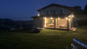 Una casa con patio, una mesa de comedor y sillas.