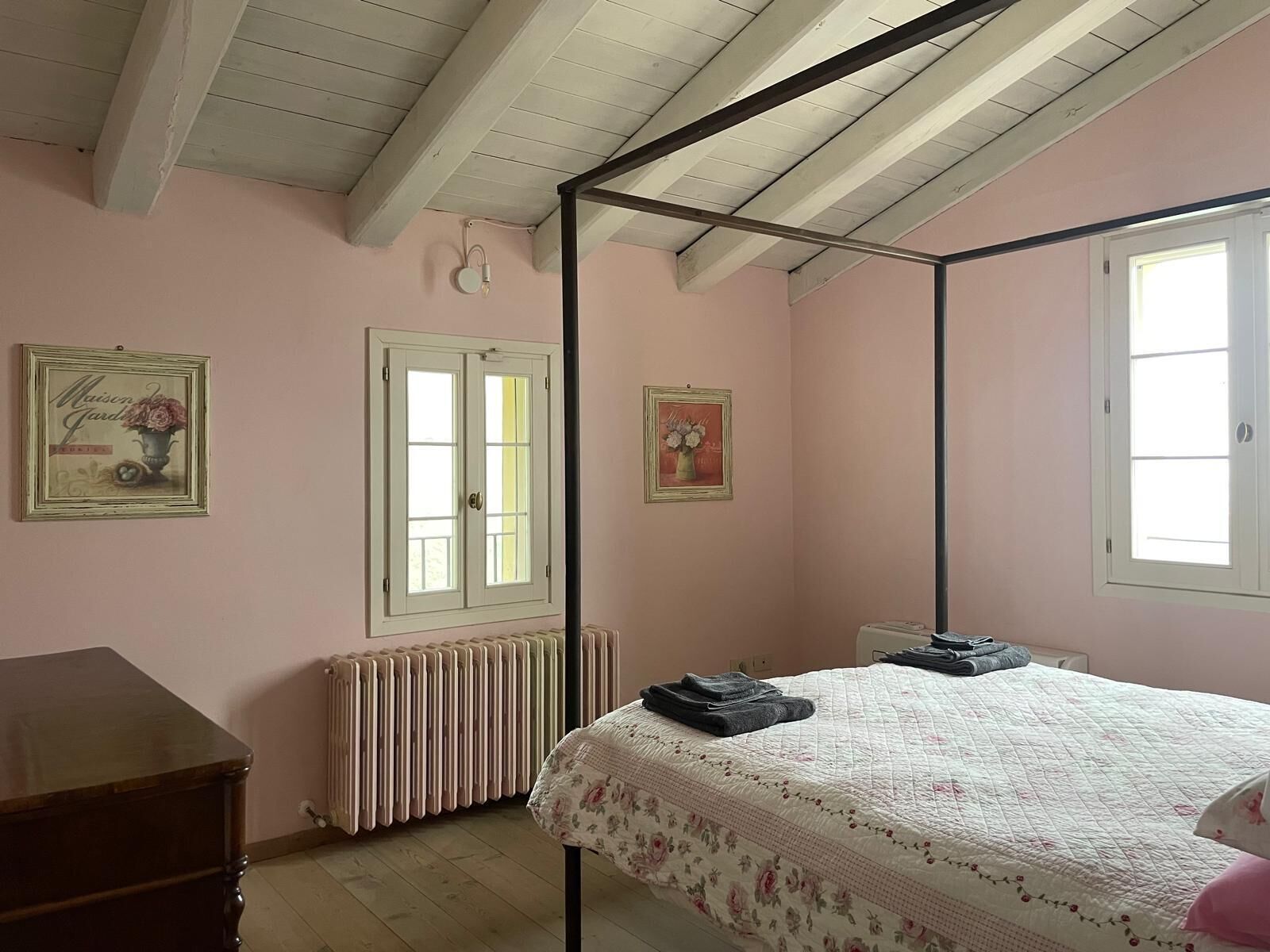 3 slaapkamers, een strijkplank/strijkijzer, reisbedje, gratis wifi