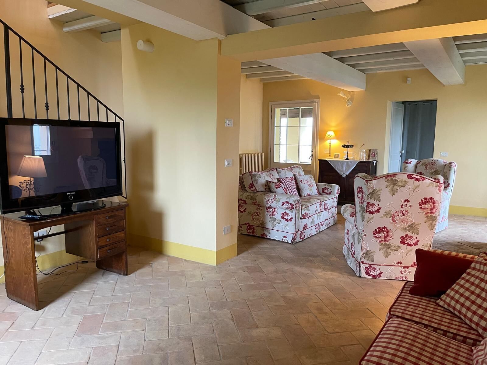 スマートテレビ、暖炉、ステレオ