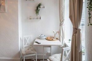 Dining - Phénix Central - Huge 3 Bed, Super Equipped Apt. (Cardiff)