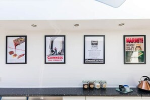 Dining - The Hollywood - Large Beautiful 3 Bedroom House (Cardiff)