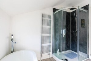 Hair dryer, towels, soap, shampoo - The Hollywood - Large Beautiful 3 Bedroom House (Cardiff)