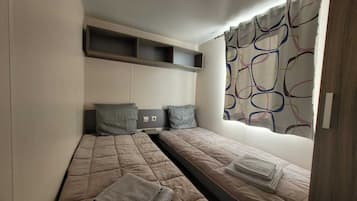 3 bedrooms, soundproofing, free WiFi, bed sheets