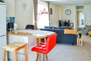 Interior - Louis & Ella's Apartments for large groups! (Cardiff)