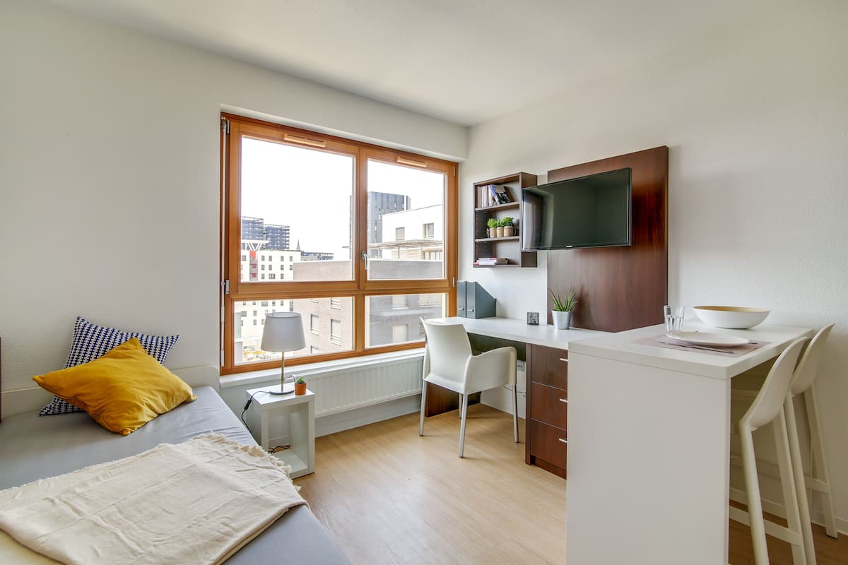 Standaard studio | Individueel gemeubileerd, een laptopwerkplek, gratis wifi, beddengoed