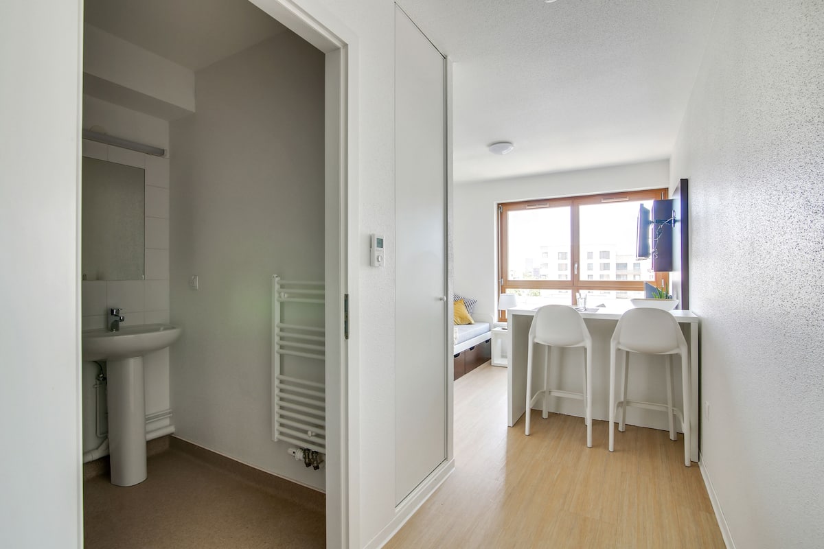 Estudi estàndard | Mobiliari individual i espai de treball apte per a portàtils