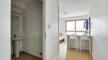 Individuell eingerichtet, laptopgeeigneter Arbeitsplatz