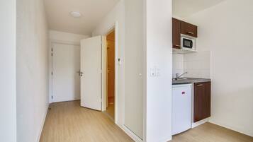 Superior Studio | Private kitchen | Mini-fridge, microwave, stovetop, coffee/tea maker