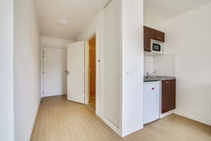 Estudi superior | Cuina privada | Frigorífic petit, microones, placa de cuina i cafetera i tetera 