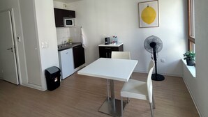 Studio – deluxe | Oppholdsområde | En 22-tommers Flatskjerm-TV med digitale kanaler samt TV