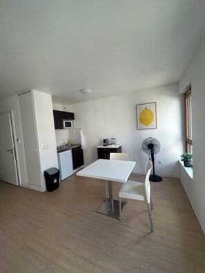 Studio – deluxe | Oppholdsområde | En 22-tommers Flatskjerm-TV med digitale kanaler samt TV