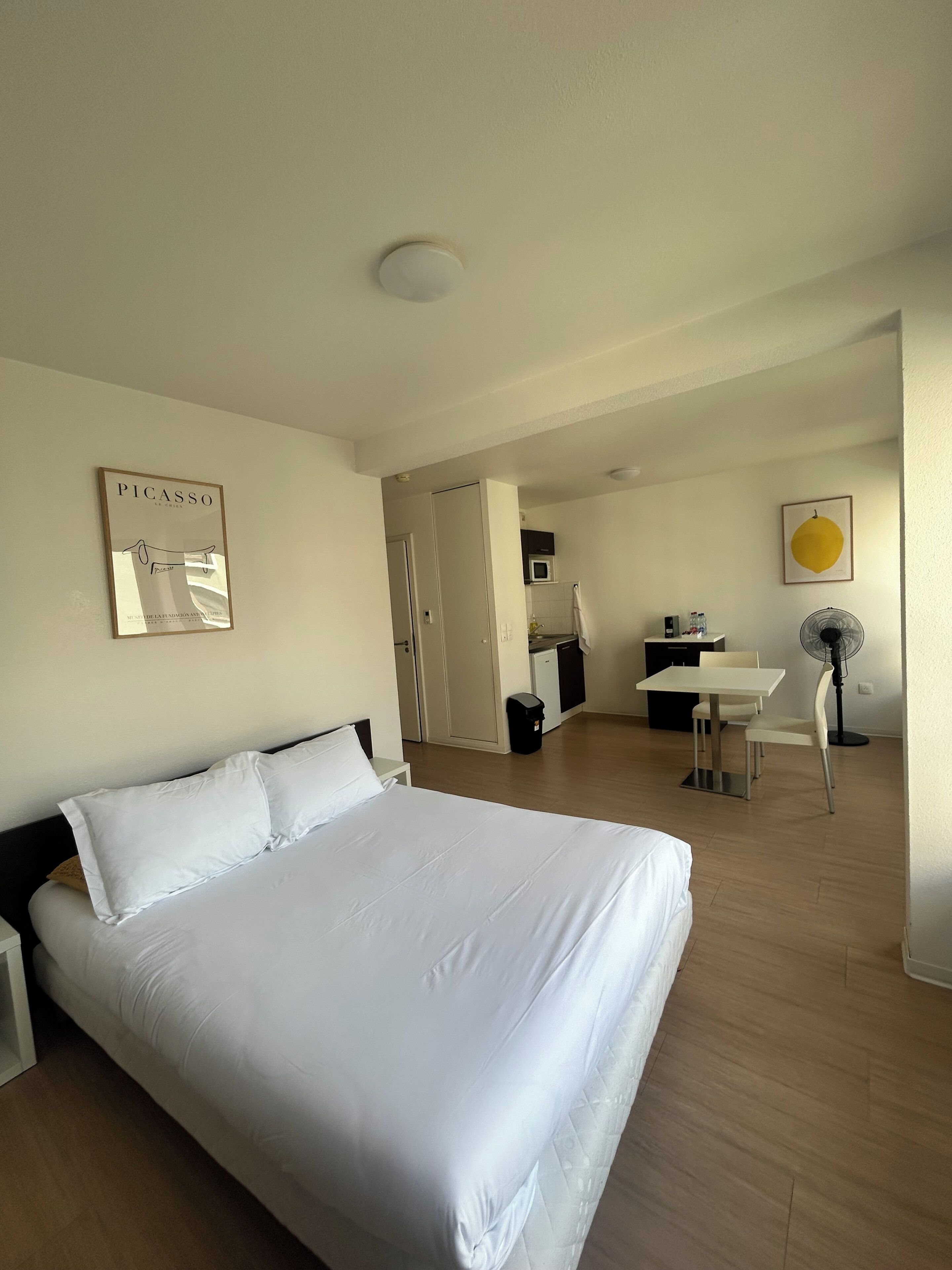 Mobiliari individual i espai de treball apte per a portàtils 