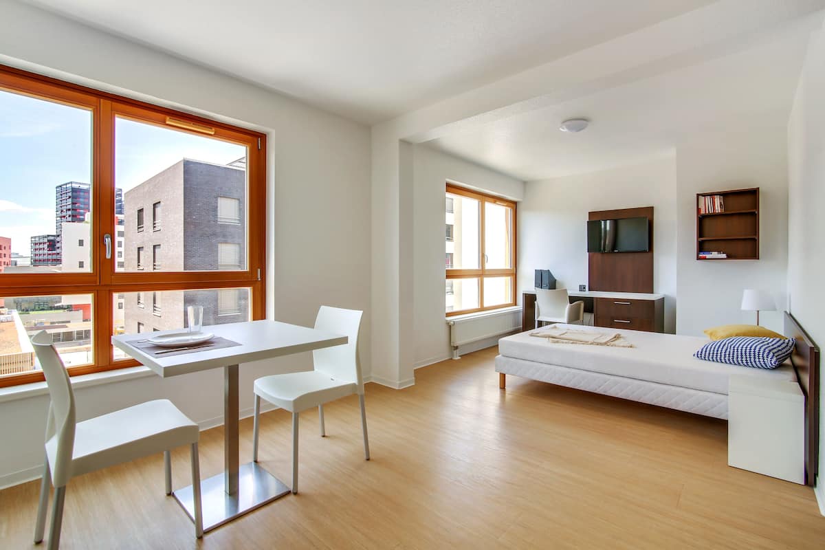 Comfort studio | Individueel gemeubileerd, een laptopwerkplek, gratis wifi, beddengoed