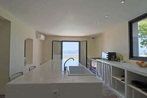 ثلاجة، ميكروويف، فرن، موقد طهي مسطح