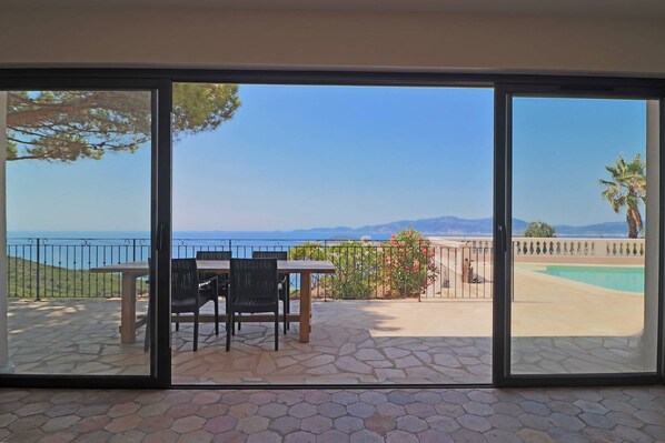 تناول الطعام بالخارج