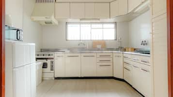 Deluxe-huoneisto | Yksityinen keittiö | Minijääkaappi, mikroaaltouuni, liesi, vedenkeitin