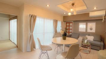 Deluxe Apartment | 3 bedrooms, pillowtop beds, iron/ironing board, free WiFi