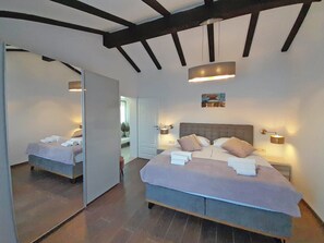 3 bedrooms, iron/ironing board, WiFi, bed sheets