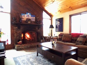 Smart TV, chimenea y futbolito 