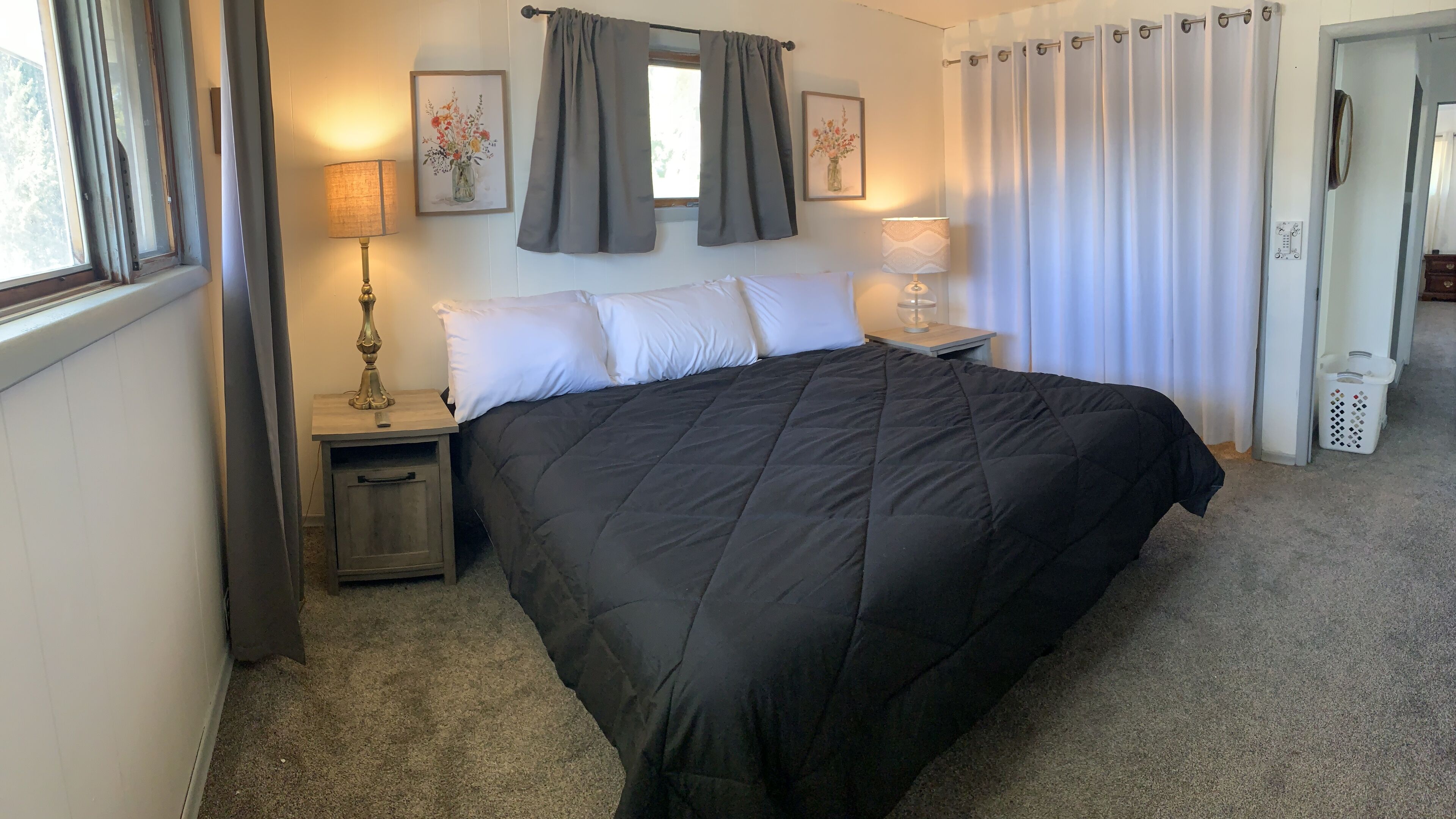 3 habitaciones, escritorio y tabla de planchar con plancha 