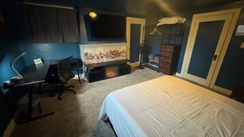 3 bedrooms, desk, iron/ironing board, travel crib