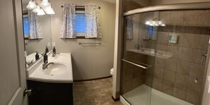 Shower, hair dryer, towels, soap - Garland Charmer (Spokane)