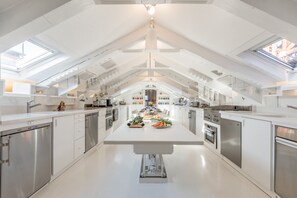 Kühlschrank, Mikrowelle, Ofen, Geschirrspüler