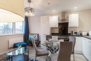 Fridge, microwave, oven, stovetop - Cosy 1 Bed Manchester Flat (Salford)