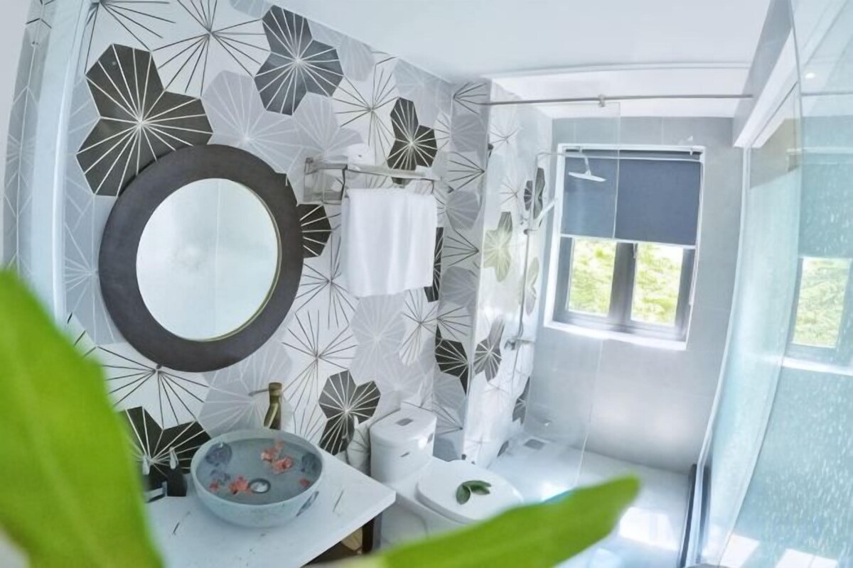 Bathroom | Shower, hydromassage showerhead, free toiletries, hair dryer