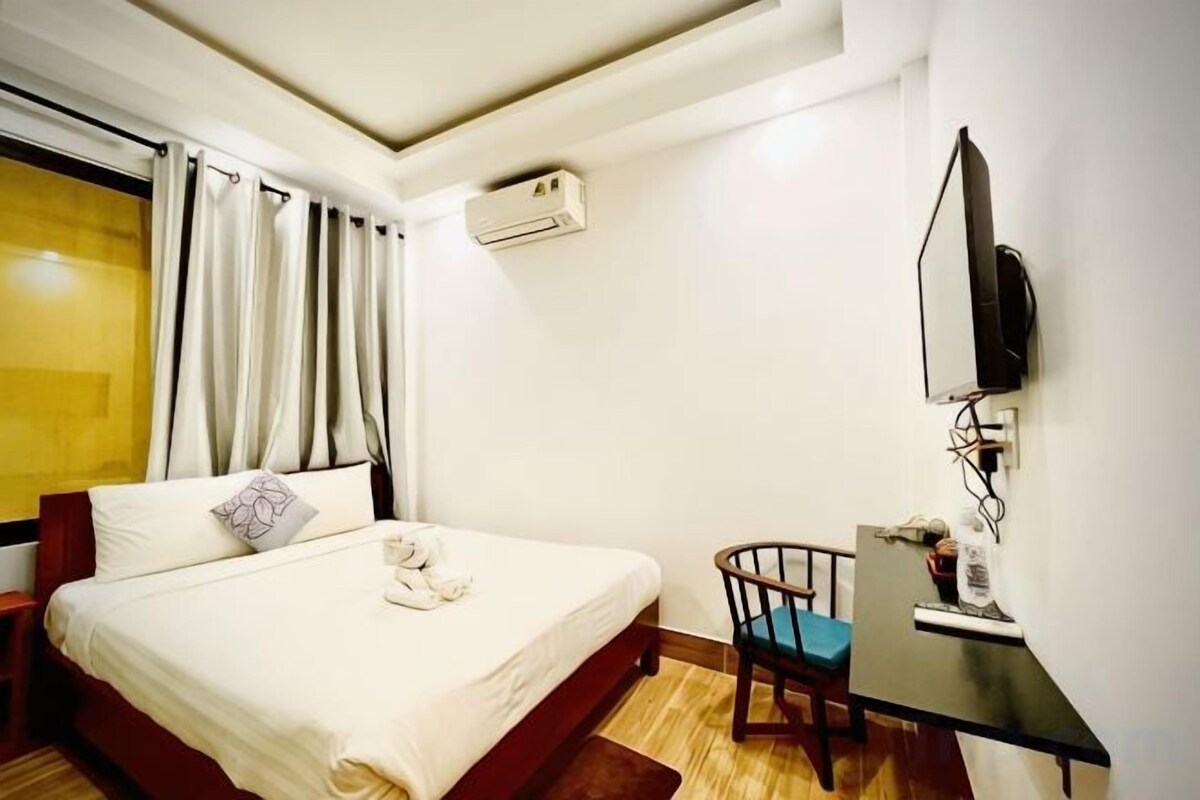 Premium bedding, down comforters, pillowtop beds, desk